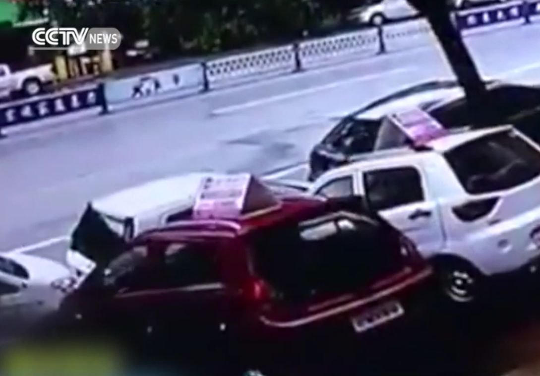 В Китае четыре автомобиля провалились под землю (видео)