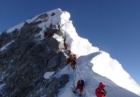 Двое альпинистов, покоривших Эверест, погибли при спуске