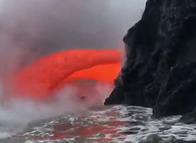 Туристы засняли фонтан лавы, бьющий из вулкана в нескольких метрах от них