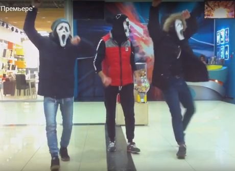 Видео: рязанцы в масках танцуют в ТРЦ «Премьер»