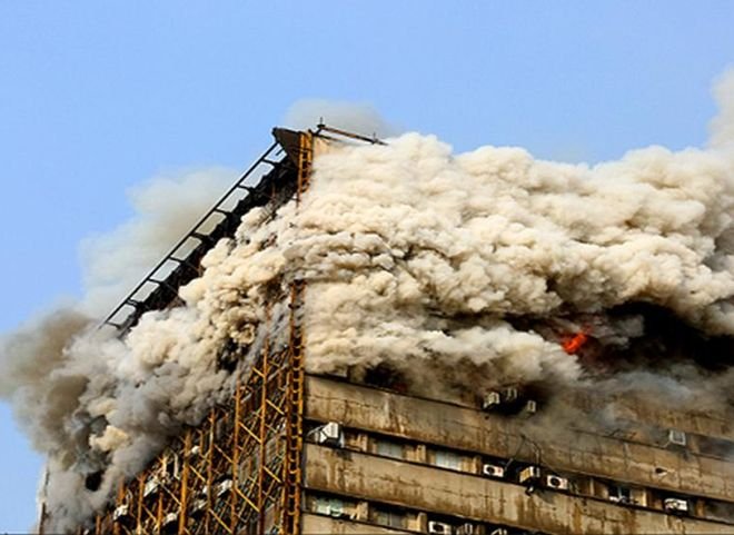 В Тегеране обрушился высотный центр, погибли 30 человек (видео)