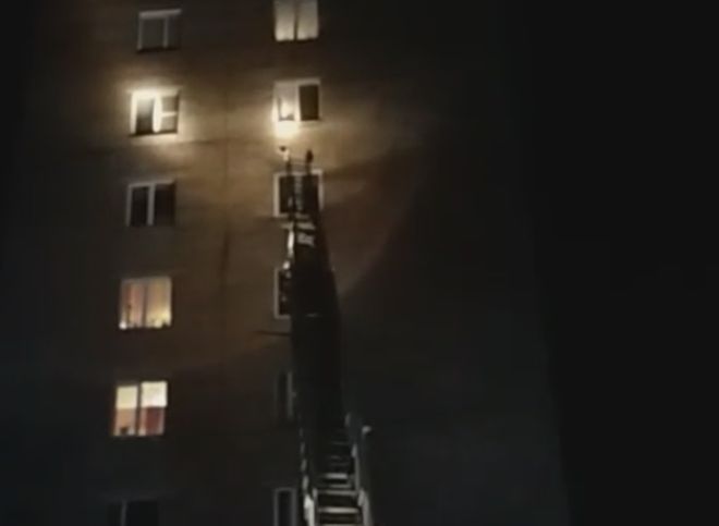 Опубликовано видео тушения пожара в многоэтажке в центре Рязани