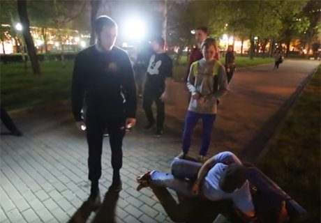 Активист «Лев против» толкнул заступившегося за девушку парня (видео)