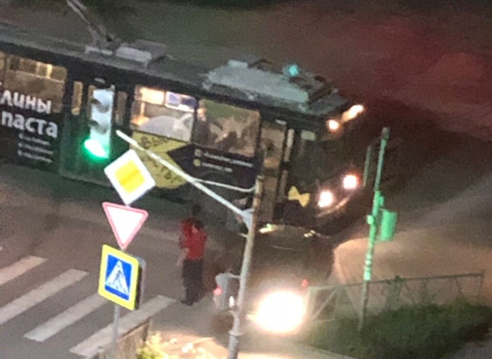 На улице Островского легковушка врезалась в троллейбус