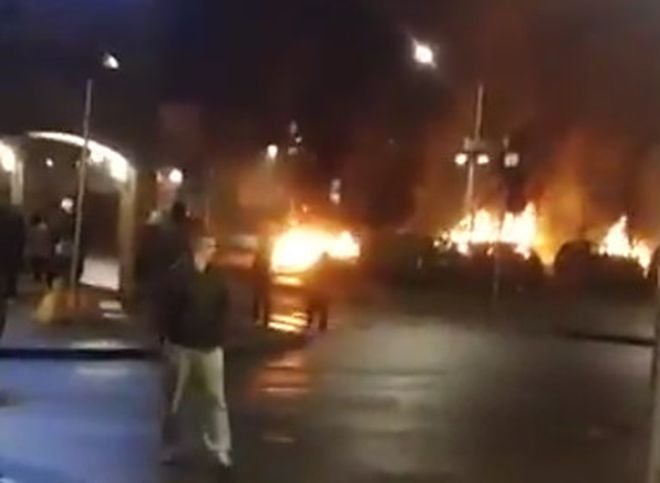 В Стокгольме неизвестные устроили массовые беспорядки с поджогом автомобилей