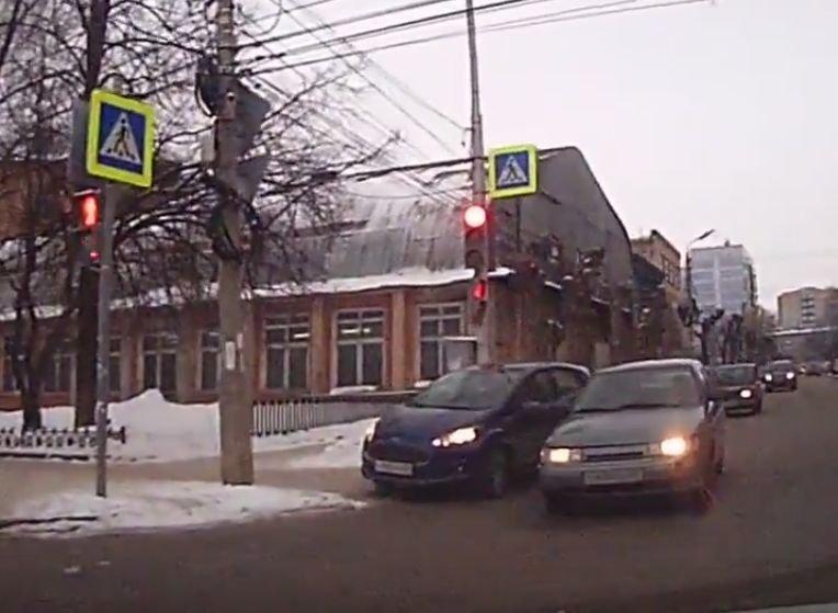 На пересечении Введенской и Яхонтова едва не случилось ДТП (видео)