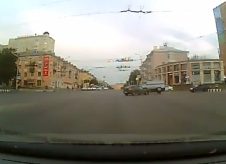 Опубликовано видео момента ДТП с полицейским авто на Первомайском проспекте