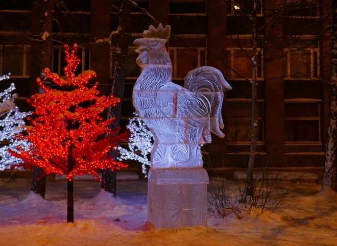 Рязанский скульптор создал под Мурманском ледяного петуха