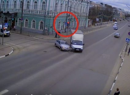 Проехавшая на «красный» «Газель» влетела в легковушку на улице Ленина (видео)
