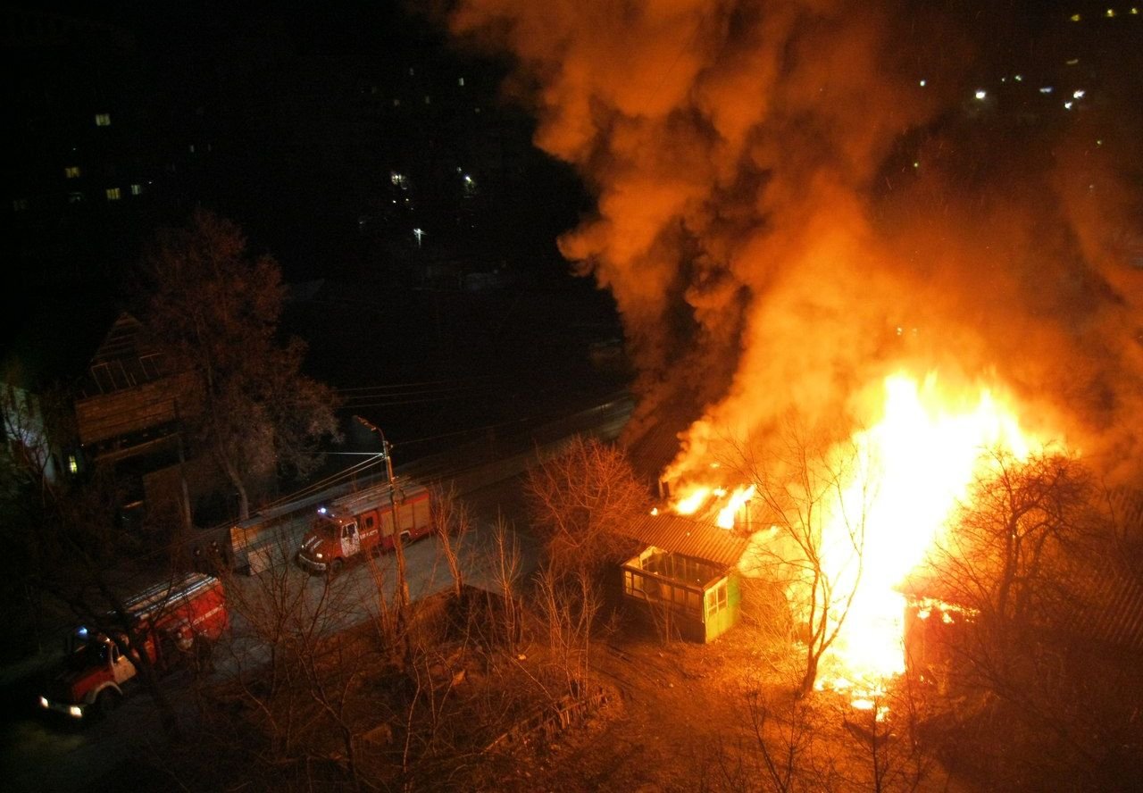 В Рязани на улице Татарской сгорел жилой дом (видео)