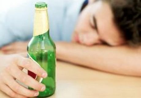 В РФ могут начать наказывать подростков за покупку алкоголя