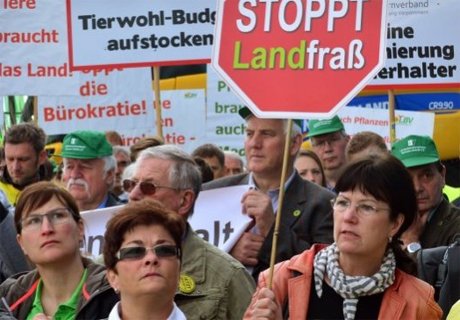 Немцы вышли на улицы с лозунгом «Меркель должна уйти»
