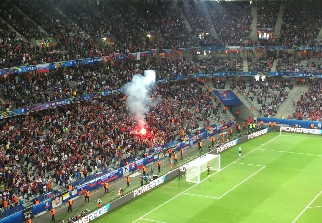 Российские фанаты зажгли файеры во время матча ЧЕ