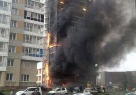 В Красноярске загорелся 25-этажный дом (видео)
