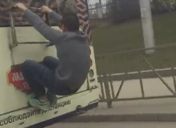 Видео: подросток едет по центру Рязани снаружи троллейбуса