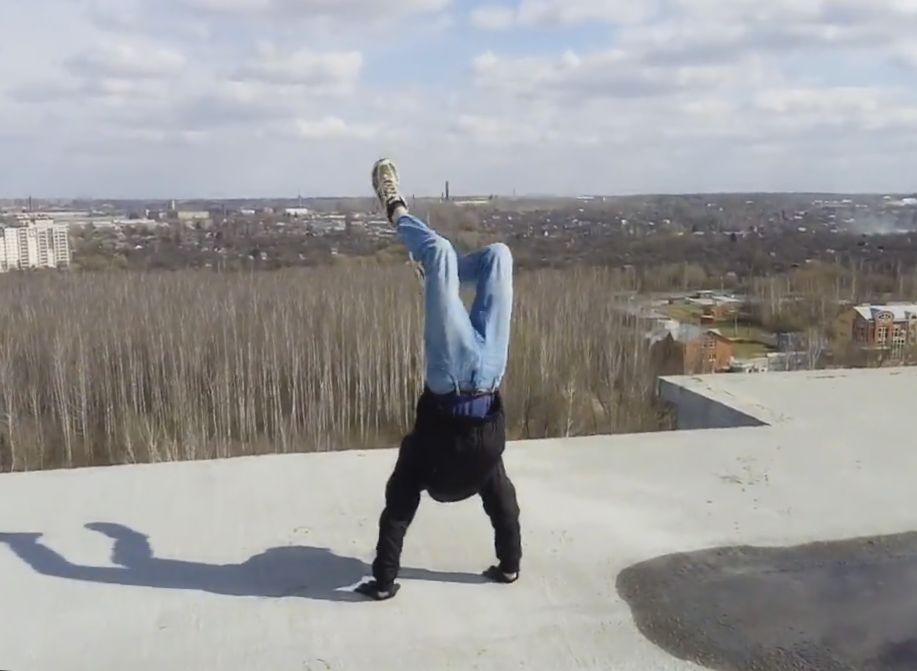 Видео: подростки показывают опасные трюки на крыше многоэтажки в Рязани