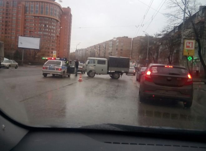 В Рязани УАЗ столкнулся с автомобилем ДПС