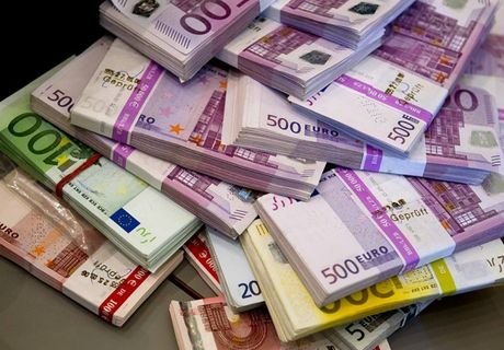 Официальный курс евро снизился на 3 рубля