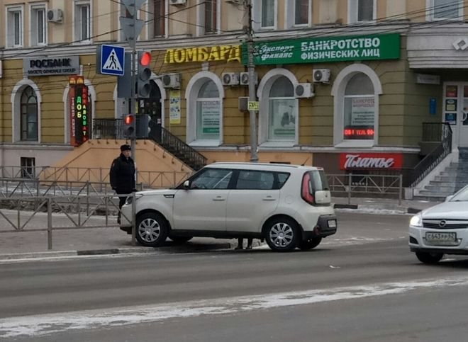В Рязани напротив «ТЦ Атрон» автомобиль заехал на тротуар