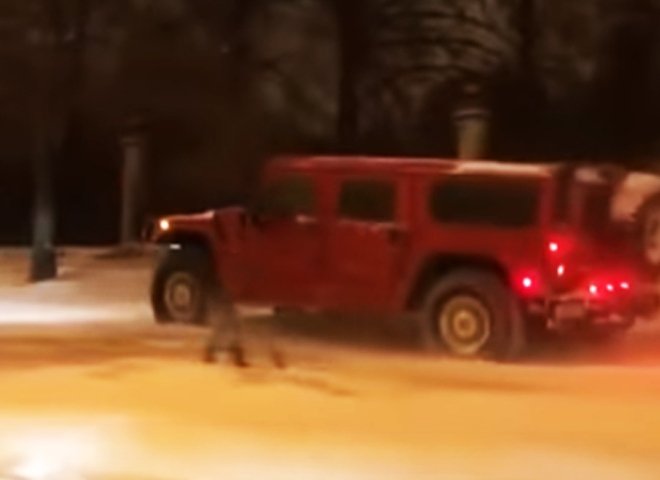 В Москве вишневый Hummer проехал по газонам у МГУ (видео)