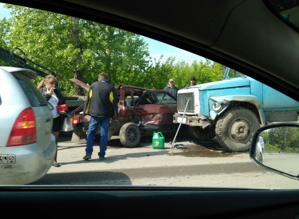 На окраине Рязани грузовик ГАЗ протаранил «девятку»