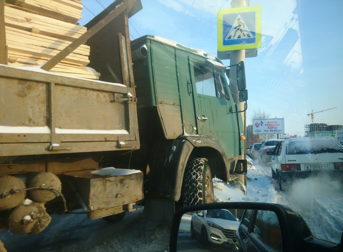 Фото: в Рязани груженный досками КАМАЗ въехал в столб на перекрестке