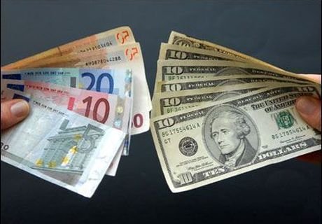 Курс доллара упал ниже 76 рублей