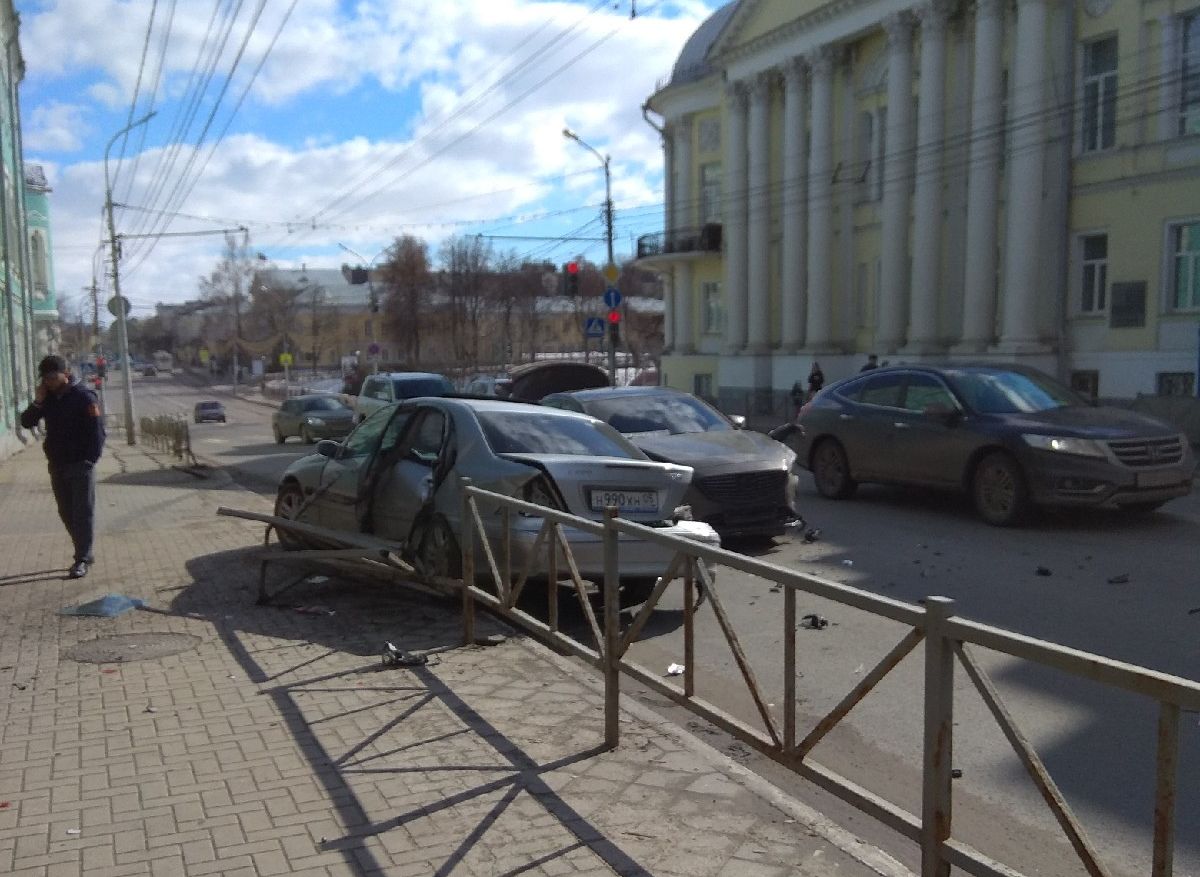 Иномарка после ДТП снесла забор у библиотеки Горького