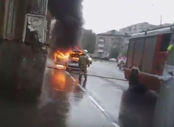 Возгорание автомобиля на площади Свободы попало на видео