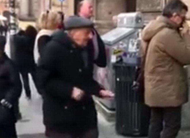 Пожилой итальянец восхитил соцсети своим танцем на улице (видео)