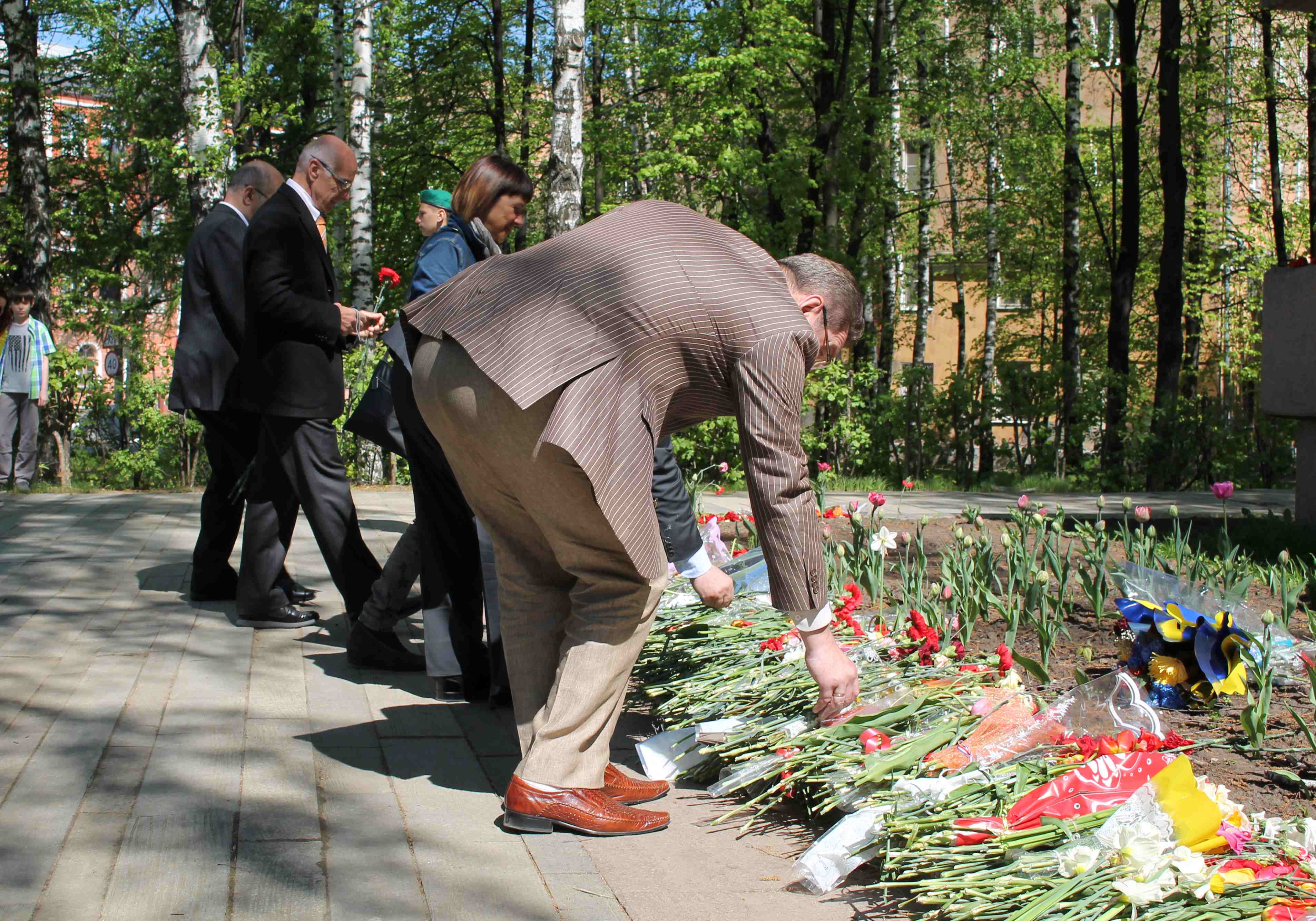 Делегация из Италии возложила цветы к памятнику Полетаеву