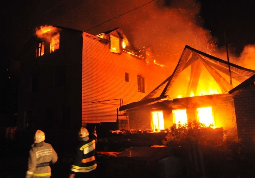 Рязанские пожарные полтора часа тушили дом в Семчине