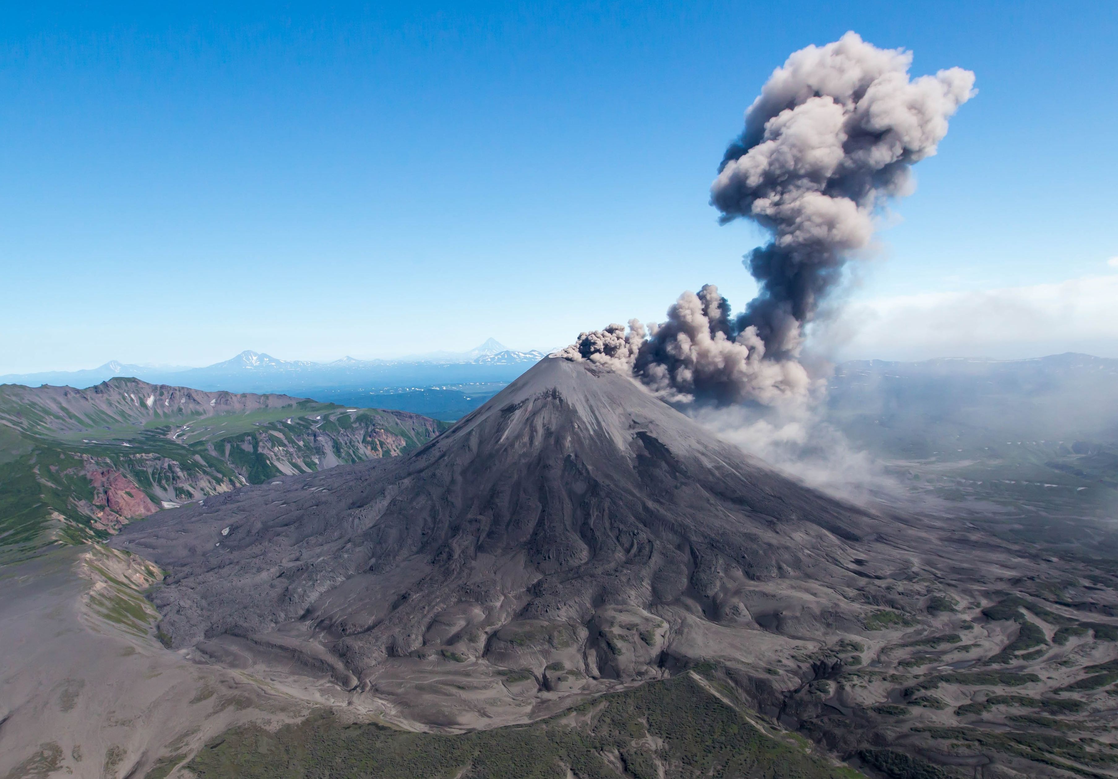 На Камчатке вулканы выбросили столбы пепла высотой до 6 км