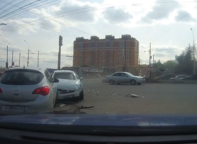 Столкновение трех автомобилей на Московском шоссе сняли с другого ракурса