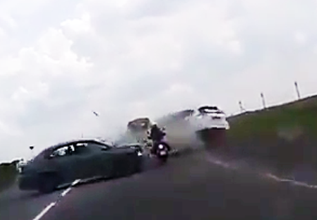 Мотоциклист проскочил между авто в момент  ДТП (видео)