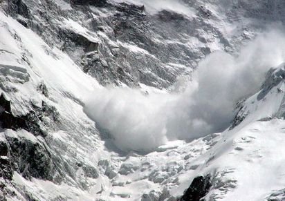 При сходе лавины на Эвересте погибли 11 человек