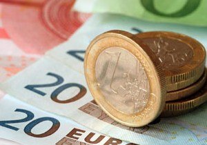 Евро обрушился до 9-летнего минимума