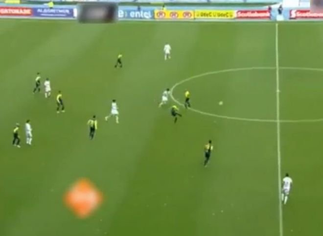 Чилийский футболист забил гол слета со своей половины поля (видео)