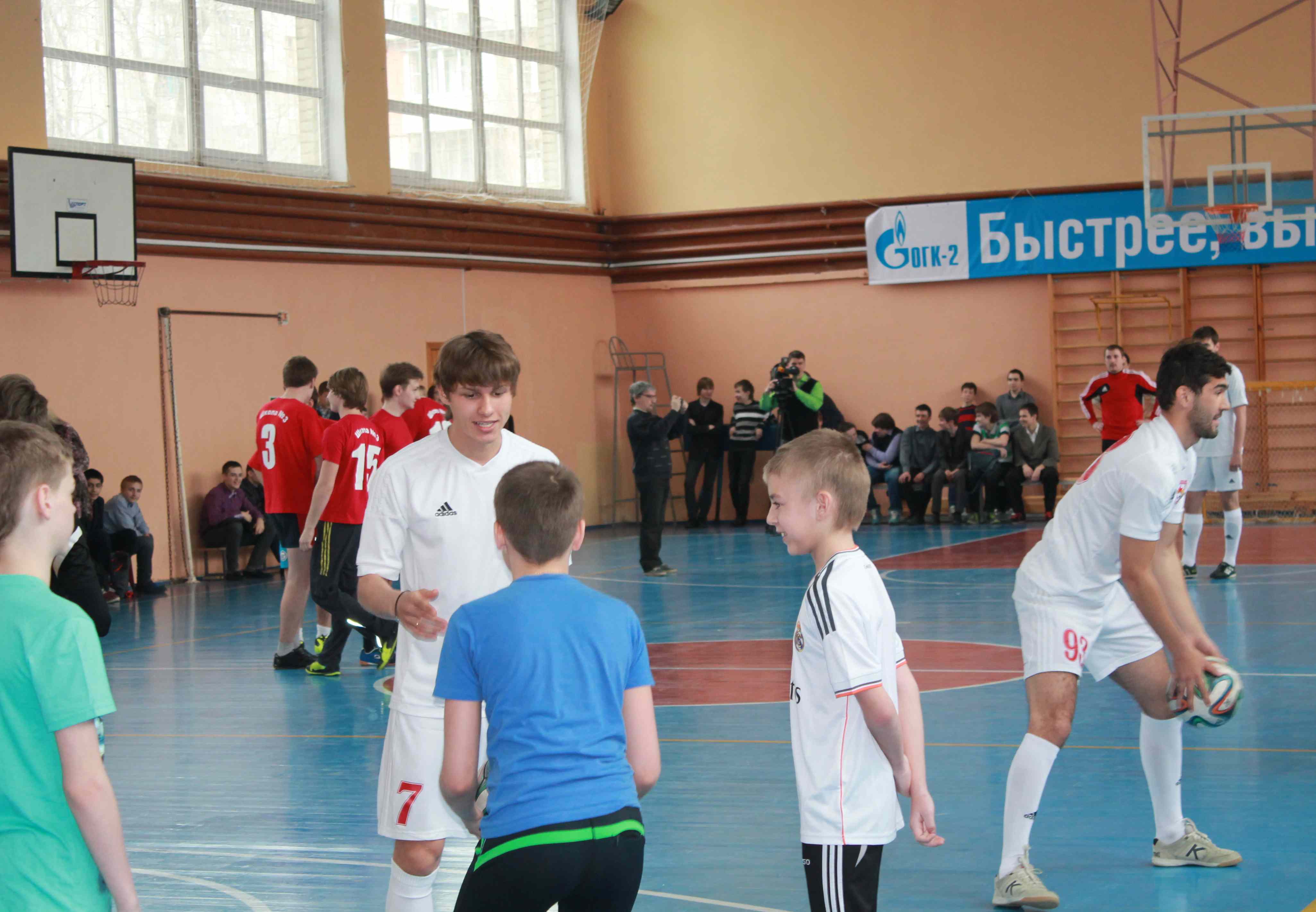 Игроки ФК «Звезда» сыграли в футбол со школьниками
