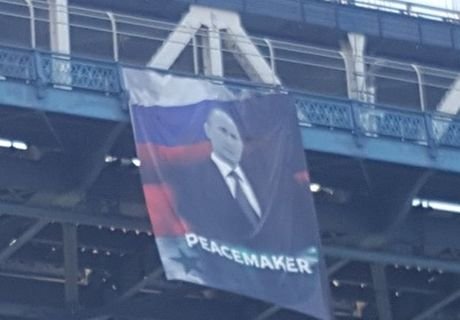 В Нью-Йорке повесили портрет Путина с надписью «миротворец»