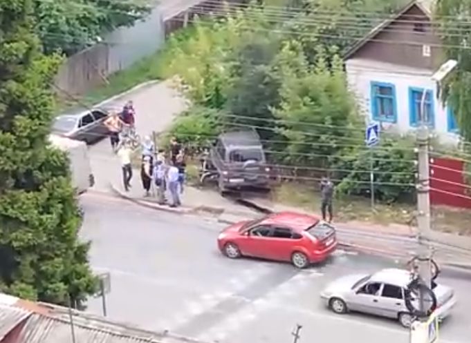 В Рязани прохожие задержали водителя, въехавшего в дом (видео)