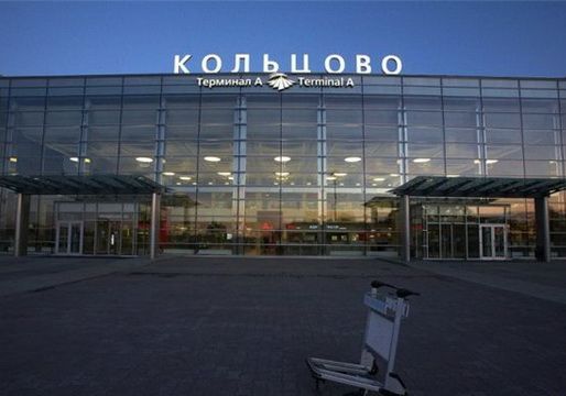 В аэропорту Екатеринбурга столкнулись самолет и погрузчик