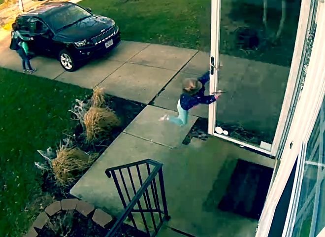Видео: в США девочку унесло ветром, когда она шла домой