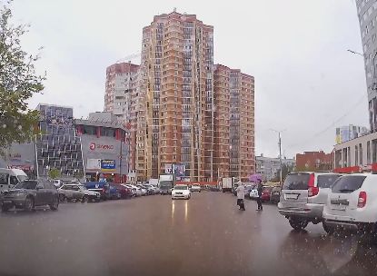 Видео: в Рязани женщина не глядя бежит под колеса автомобиля