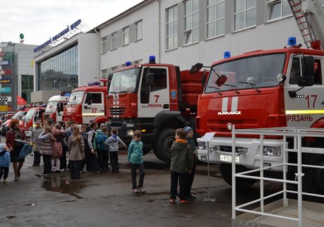В Рязани провели парад и выставку пожарной техники