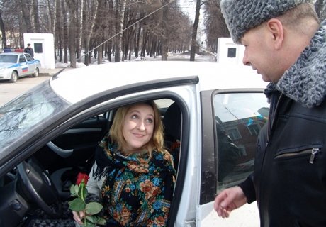 Рязанская ГИБДД поздравила женщин-водителей с праздником