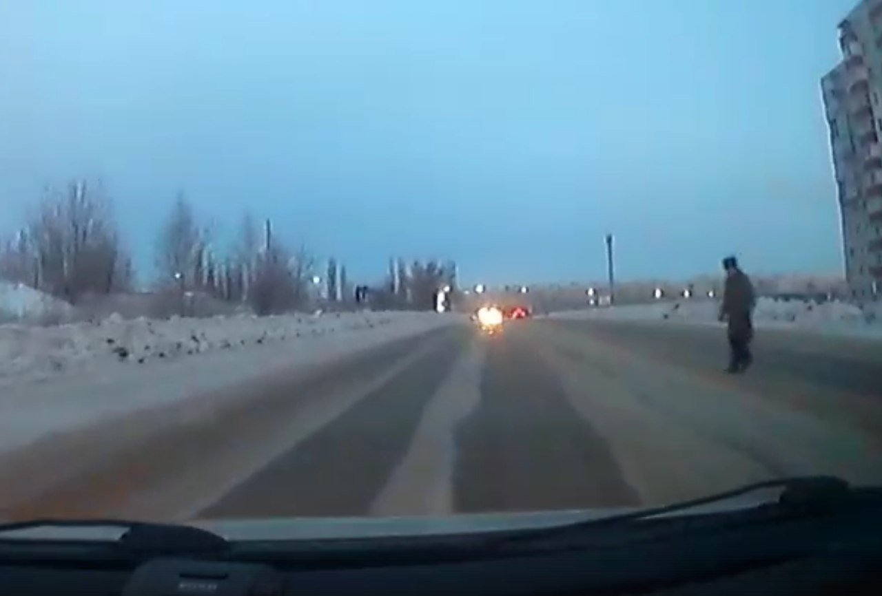 Видео: в Рязани пенсионер бежит под колеса автомобиля