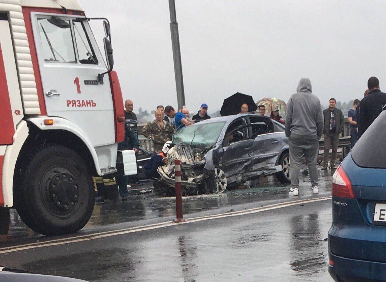 В смертельном ДТП на Солотчинском мосту пострадали двое детей и беременная женщина