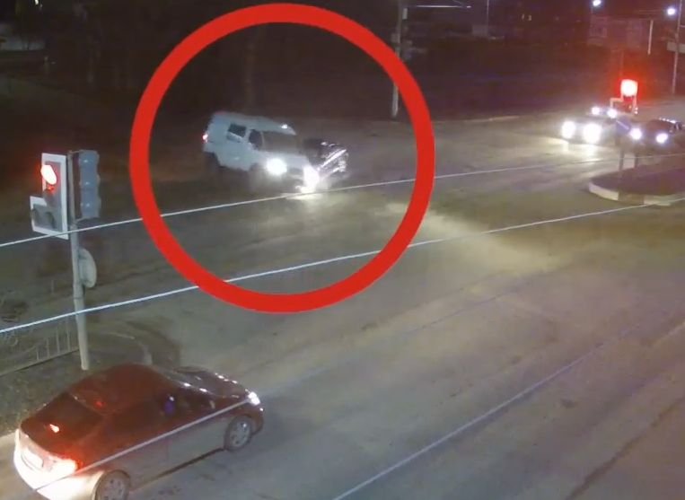 Видео: на Московском шоссе легковушка на полной скорости влетает в «Газель»