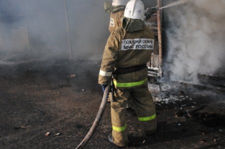 В рязанском автосервисе от пожара пострадали три машины